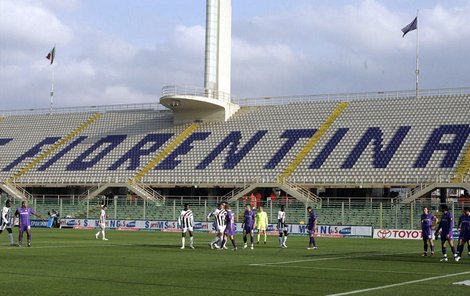 Tohle není trénink… Fiorentina nastoupila proti Udine na úplně prázdném stadionu. I Tomáš Ujfaluši si musel připadat jak ve zlém snu.
