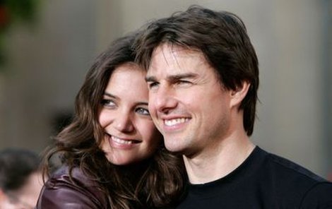 Tom a Katie Holmes. Před dvěma týdny se jim narodila dcera, svatba bude v létě.