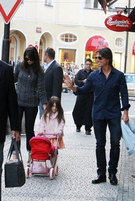 Tom Cruise dorazil i se svou rodinou, manželkou Katie Holmes a čtyřletou dcerkou Suri.