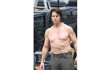 Tom Cruise se při natáčení nevyhýbá zvědavým pohledům. Ví, že publicita ﬁlmu přitáhne diváky.