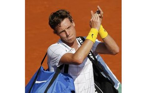 Tomáš Berdych dává sbohem letošnímu Roland Garros. „Jestli nakonec není lepší prohrát raději v semiﬁnále než až ve ﬁnále...,“ přemítal v duchu staré psychologické poučky, že »bronz« zpravidla potěší víc než druhé míst