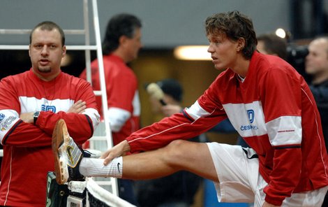 Tomáš Berdych, hlavní eso českého týmu v bitvě o čtvrtﬁnále Davis Cupu se před včerejším tréninkem pořádně protáhnul.