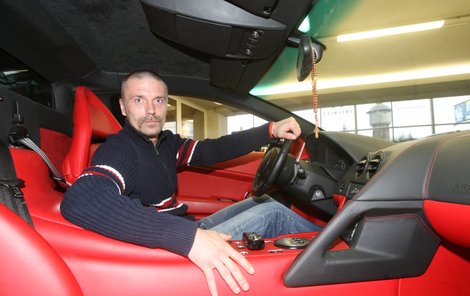 Tomáš je zatížený na bílé vozy, jen interiér jeho lamborghini byl červený.