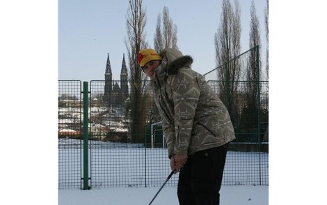 Tomáš Kraus si s růžovým míčkem vyzkoušel odpal na sněhu.