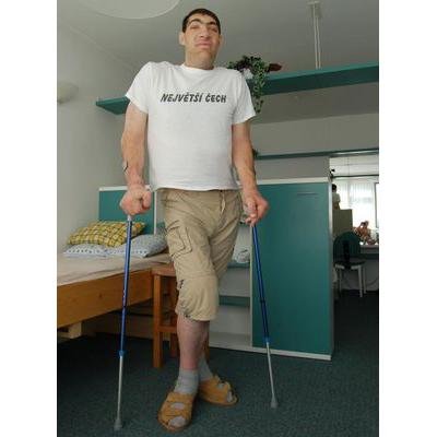 Tomáš Pustina je kvůli handicapu už od osmnácti let v invalidním důchodu. Těžce se pohybuje o francouzských holích.
