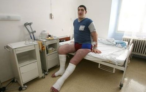 Tomáš Pustina je tak velký že mu v nemocnici srazili dvě postele a udělali mu tak z nich jednu.