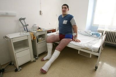Tomáš Pustina je tak velký že mu v nemocnici srazili dvě postele a udělali mu tak z nich jednu.