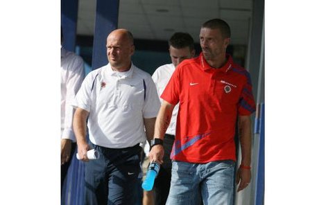 Tomáš Řepka (vlevo) s Michalem Bílkem přicházejí mezi novináře.