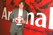 Tomáš Rosický krátce po podpisu smlouvy s Arsenalem zapózoval před »stěnou slávy« s míčem v barvách svého nového klubu.