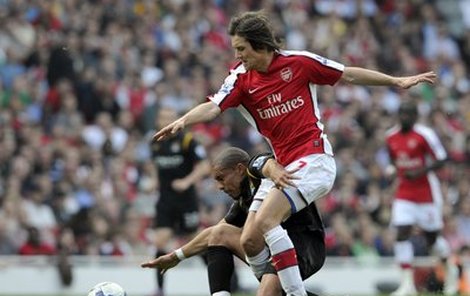 Tomáš Rosický se v zápase s Manchesterem City neprosadil. Arsenal už ztratil šanci na titul.