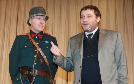 Tomáš Töpfer (vpravo) se spisovatelem Michalem Dlouhým, který se oblékl do prvorepublikové četnické uniformy.