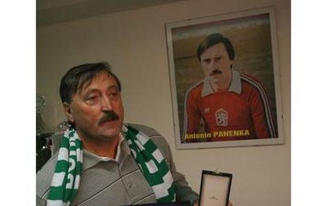 »Tonda« Panenka dostal od Václava Klause medaili i radu, aby šel na operaci kyčle.