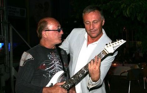 Topolánek ukazuje Jandovi jak hrát na kytaru.