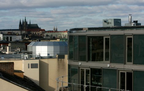 Toto je nejluxusnější a nejdražší dvoupodlažní byt v Česku. Nachází se ve Vodičkově ulici v Praze a stojí téměř 90 milionů korun.