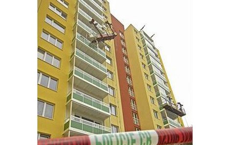 Tragédie se stala na panelovém domu v brněnské Oblé ulici. Oba dělníci spadli z výšky 15 metrů!