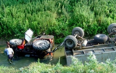 Traktor ze silnice do řeky doslova skočil.