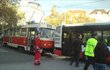 Tramvaj do autobusu vjela jako nůž do másla.