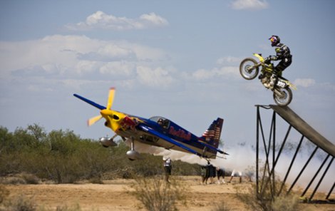 Travis Pastrana lehce přeskočil letadlo Kirbyho Chamblisse letící rychlostí 300 km/hod.