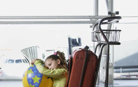 Trávit část dovolené na letišti není zrovna příjemné, zvláště pro děti