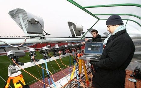 Trávník strahovského stadionu je zaměřen, zápas může začít!