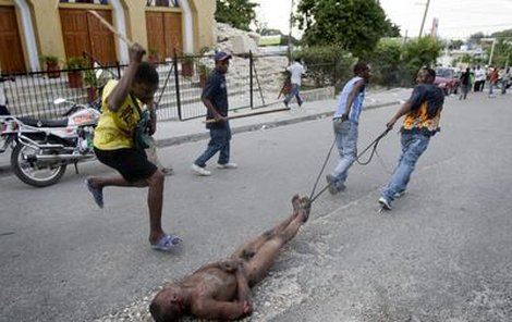 Trest za rabování. Nahý obviněný je vlečen ulicemi Port-au-Prince a ubit.