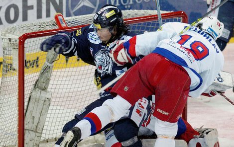 Tři roky marně dobýval v dresu Českých Budějovic branky extraligových gólmanů. Skórovat se Radku Bělohlavovi povedlo až v pátek v dresu Kladna.