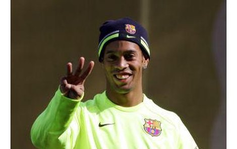 Tři? Tolik kousků nasází dnes večer Ronaldinho do sítě AC Milán? Hlavně, že je brazilský kouzelník zdravý a připraven nastoupit...