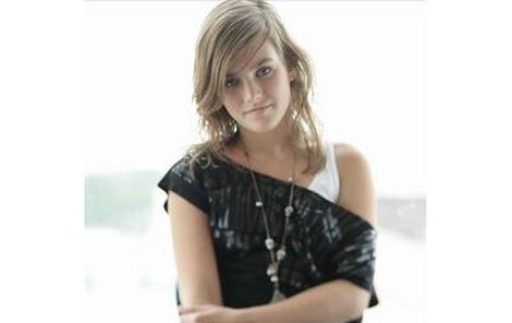 Třináctiletá Ewa Farna je pro jedny talentovanou zpěvačkou, pro jiné rychlokvaškou, kterou neuvěřitelně tlačí bohatý management. Kdo za ní stojí?
