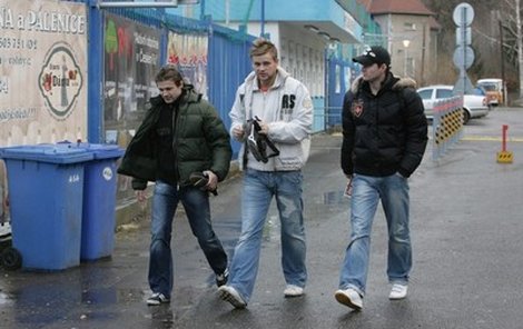 Trio Papoušek, Pospěch, Pudil (zleva) přichází na stadion.