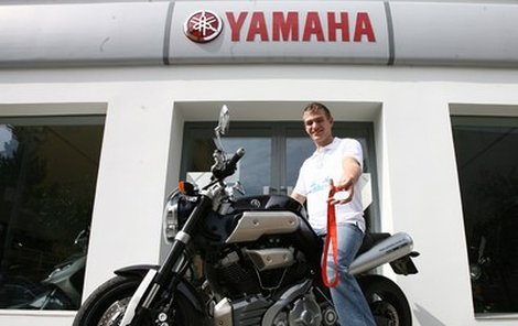 Tuhle Yamahu MT01 z motosalonu Ulrich Ondřej Synek jen testoval, ale po pár jízdách se rozhodl, že si ji koupí. Jen bude v jiných barvách. Ta medaile na ni vydělala.