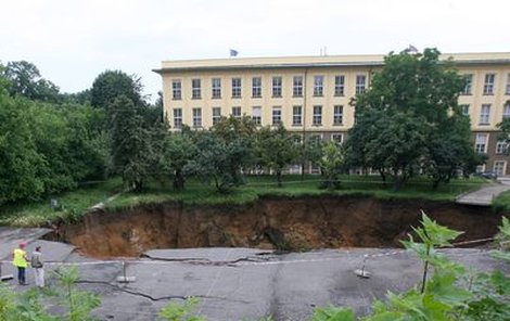 Tunel Blanka se stal pro Prahu strašákem poté, co se země opakovaně propadla.