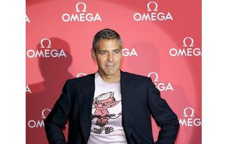 Tvrďák George Clooney s růžovými slipy