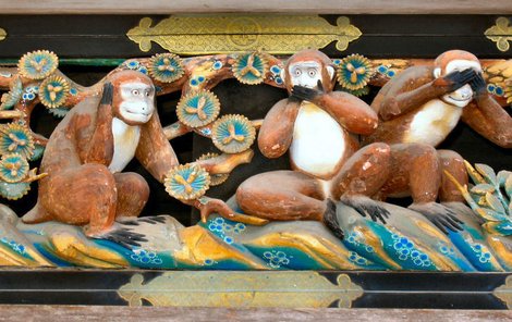 Tyhle tři opičky přišly z Číny a Japonska. Jsou často symbolem neupřímnosti a teď se usadily na lavičce českého fotbalového nároďáku.