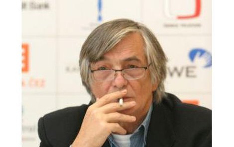 Typický obrázek: Jiří Bartoška s cigaretou.