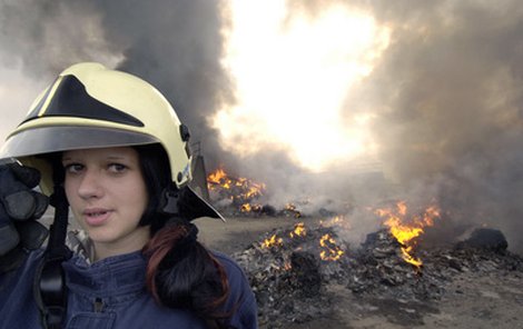 U hořící skládky v Libčevsi zasahují i ženy hasičky.