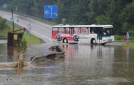 U Jablonného v Podještědí včera voda úplně uzavřela silnici do Liberce.