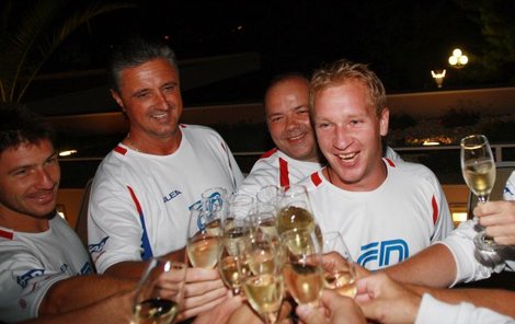 U Jadranu se přece musí pořádně pařit! Dlouhý (vpravo) slavil šampaňským svůj grandslamový titul.