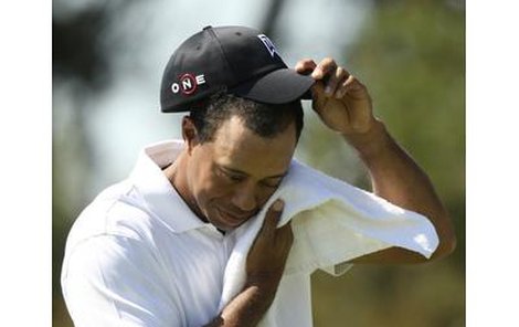 Uff, Tiger Woods teď zažívá horké chvilky. Je za nevěrníka, ale co hůř, ještě za moulu, který je tak špatný v posteli, že si o tom cvrlikají vrabci na střeše.