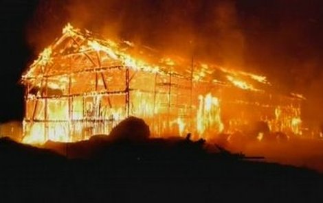 Uhasit dřevěnou stáj v plamenech bylo podle hasičů už nemožné.