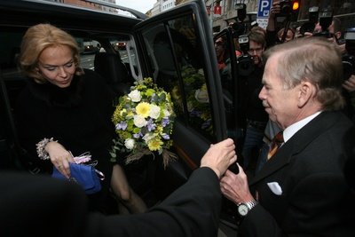 Unavená Dagmar Havlová, která z Odcházení odstoupila krátce před premiérou, na představení dorazila společně s manželem.