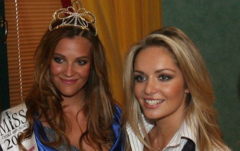 Dvbě hlavy, ale jen jedna korunka. Miss ČR Kateřina Sokolová (vlevo) a Miss World Taťána Kuchařová.