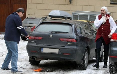 Úředník magistrátu pečlivě dohlížel na to, aby baron Prášil Marian Vojtko přesunul své auto na jiné místo.