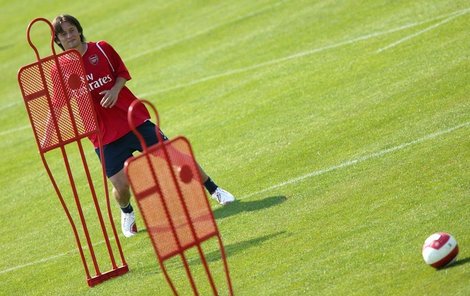 Utopí se český »knedlík« Tomáš Rosický v rudé omáčce? Arsenal dnes odpoledne čeká tuhá bitva s rudými ďábly z Manchesteru United. 