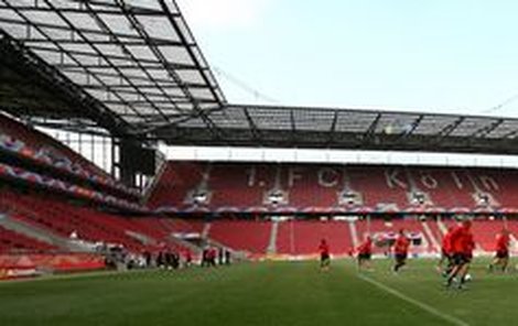 Útulný stadion v Kolíně nad Rýnem - scéna pro dnešní představení. Snad vítězné…