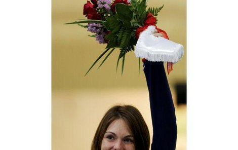 Úvodní ceremoniál vítězů, úvodní hymna letošní olympiády a hned česká. Kateřina Emmons byla naměkko.