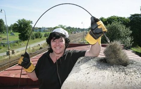 Už 13 let leze paní Lenka po komínech. Říká, že má štěstí, že dělá práci, která ji baví.