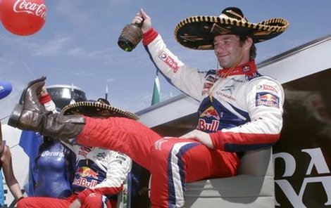 Už tradiční obrázek z konce Mexické rallye: vítězný Loeb slaví s tequillou, v sombréru a v botách z krokodýlí kůže.