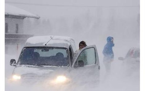 Už včera nás trápila nová nadílka sněhu, která zavařila hlavně motoristům. Ti se potýkali s návějemi a sněhovými jazyky. 