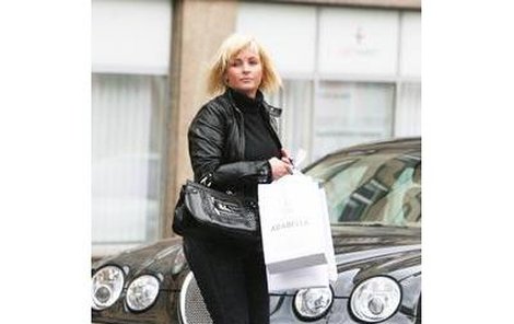 Úzké kalhoty, vysoké podpatky a kožené bundičky. Iveta Bartošová chce vypadat jako Kylie Minogue, takže si teď podobné oblečení pořídila do svého šatníku. 