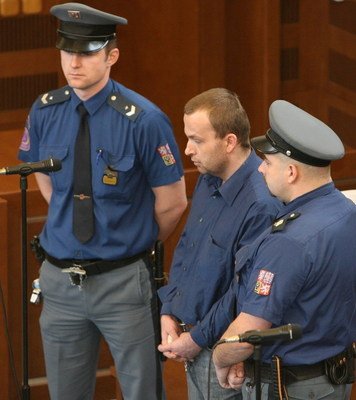 V 11.55 se heparinový vrah Petr Zelenka dozvěděl verdikt soudu: Doživotí...